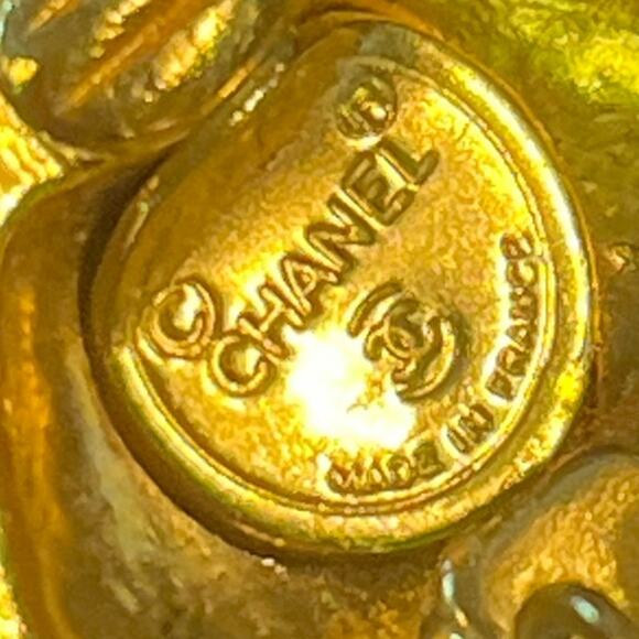 Chanel Quilted "Matelassé" 24k Gold Plated Clip-On Earrings Original Box - Picture 3 of 12